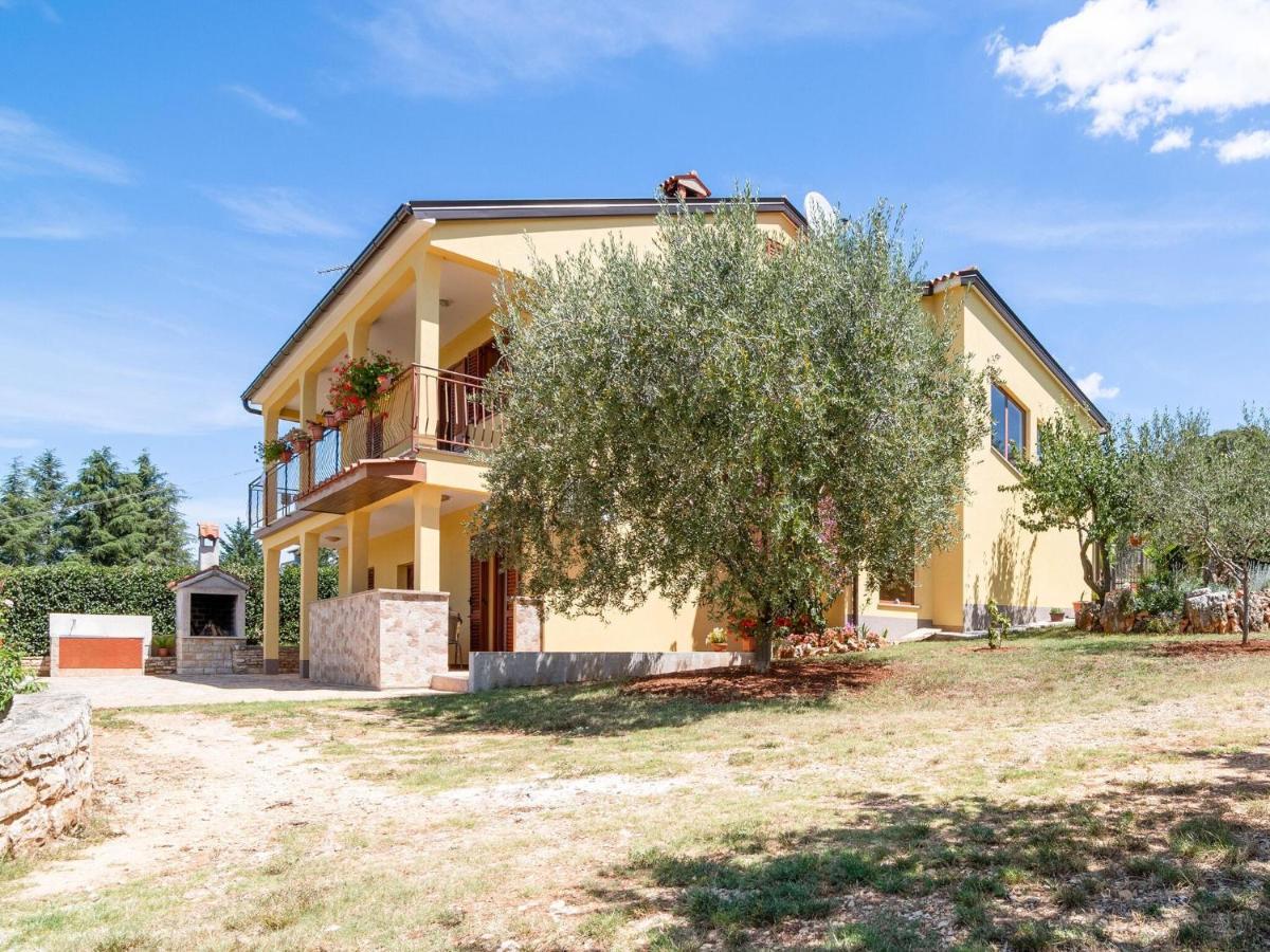 Secluded Apartment In Pore With Garden Poreč Exteriör bild