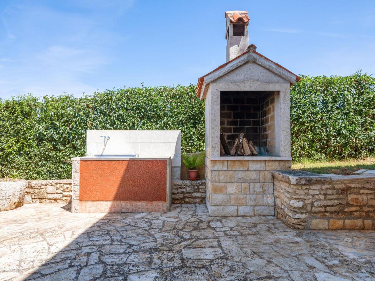 Secluded Apartment In Pore With Garden Poreč Exteriör bild